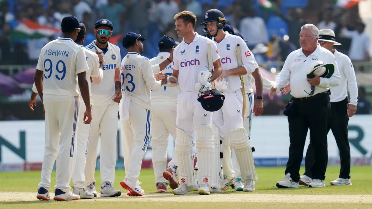 भारताने राजकोटमध्ये आतापर्यंत 2 कसोटी सामने खेळले आहेत. यात एका सामन्यात विजय तर एक सामना अनिर्णित राहिला आहे. 2016 मध्ये इंग्लंडविरुद्ध कसोटी सामना खेळलेला कसोटी सामना अनिर्णित राहिला होता.