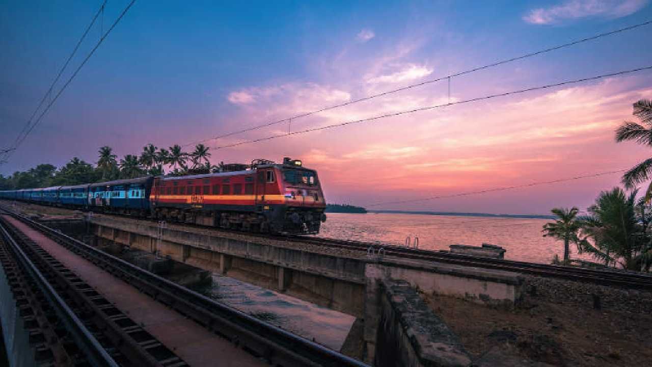 सध्या वंदे भारत या ट्रेनलाही लोक पसंती देतात. या मोदी सरकारच्या काळात आलेल्या या ट्रेनमुळे वेगवान प्रवास होतो. मात्र त्याचं तिकीट जास्त असल्याने सर्वसामान्य लोक मात्र जुन्या रेल्वेने प्रवास करणं पसंत करतात. 