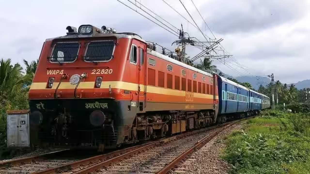 भारतीय रेल्वे देशभर सेवा देते आहे. याचं नेटवर्क प्रचंड मोठं आहे. तुम्ही कधी विचार केला आहे का की भारतात रेल्वेचे डबे किती आहेत? त्यांची संख्या किती आहे?