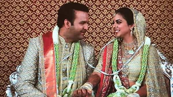 देशातील सर्वांत श्रीमंतांपैकी एक असलेले मुकेश अंबानी आणि नीता अंबानी यांची मुलगी ईशाचं थाटामाटात लग्न झालं होतं. या लग्नाचे फोटो अनेकदा सोशल मीडियावर व्हायरल होतात. ईशा अंबानीचं लग्न 2018 मध्ये आनंद पिरामलशी झालं होतं. हे लग्न अविस्मरणीय ठरावं यासाठी तब्बल 700 कोटी रुपये खर्च करण्यात आले होते.
