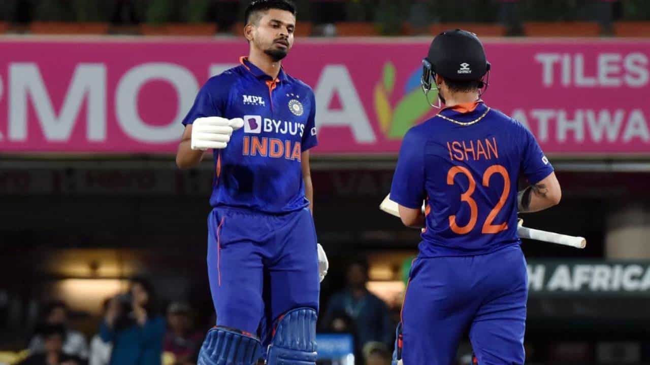 टीम इंडिया आणि इंग्लंडमधील मालिका सुरू असताना बीसीसीआयने केंद्रीय वार्षिक करार केलेल्या खेळाडूंची नावं जाहीर केली आहेत. या दोन्ही खेळाडूंनी देशांतर्गत क्रिकेट खेळण्याकडे दुर्लक्ष केलं त्यामुळे त्यानंतर या दोन्ही खेळाडूंवर ही कारवाई केली गेली आहे.