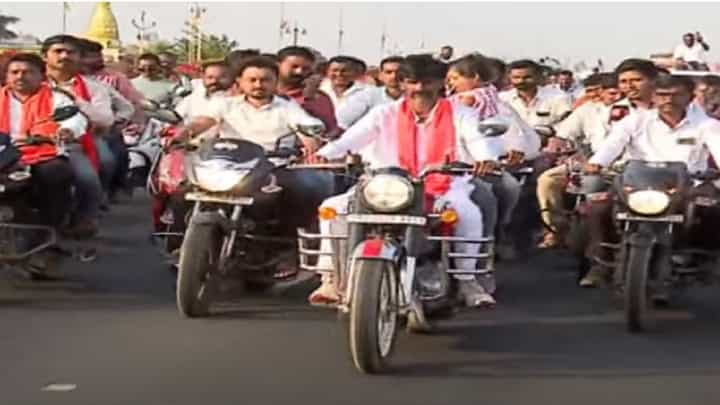 मनोज जरांगे पाटील यांची बुलटेस्वारी, बाईक रॅलीसोबत अंतरवाली सराटीकडे रवाना मनोज जरांगे पाटील यांची बुलटेस्वारी, बाईक रॅलीसोबत अंतरवाली सराटीकडे रवाना
