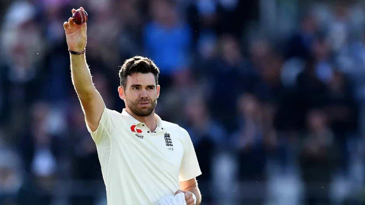 इंग्लंडचा 41 वर्षीय वेगवान गोलंदाज जेम्स अँडरसन याच्या भेदक गोलंदाजीचा जलवा आजही कायम आहे. वयाच्या अशा उंबरठ्यावर येऊन ठेपला आहे तिथे विक्रमांची एकापाठोपाठ एक अशी रांग लागली आहे. आता एका खास विक्रमाच्या वेशीवर येऊन ठेपला आहे. अशी कामगिरी करणारा पहिला वेगवान गोलंदाज ठरणार आहे.
