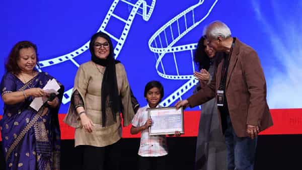 नुकतंच पार पडलेल्या 'पुणे इंटरनॅशनल फिल्म फेस्टिवल'मध्ये 'जिप्सी' हा चित्रपट दाखविण्यात आला होता. या चित्रपटातील 'जोत्या' नावाच्या एका डोंबाऱ्याच्या लहान मुलाची भूमिका अतिशय चोखपणे पार पाडणाऱ्या अवघ्या 7 वर्षाच्या कबीर खंदारे या बालकलाकराला 'स्पेशल ज्युरी मेन्शन बेस्ट ॲक्टर' या सन्मानाने गौरविण्यात आलं.