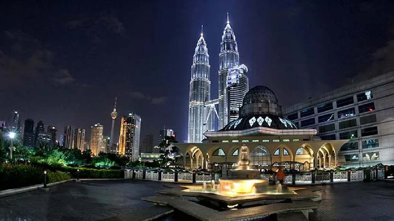मलेशियाची राजधानी क्वालालंपूर या यादीत दहाव्या स्थानी आहे. हे शहर मलेशियाचं सांस्कृतिक, आर्थिक, राजकीय केंद्र आहे. 1990 पासून या शहराने राष्ट्रकुल खेळ, दक्षिणपूर्व आशियाई खेळ यांसह अनेक आंतरराष्ट्रीय क्रीडा, राजकीय आणि सांस्कृतिक कार्यक्रमांचं यजमानपद भूषवलं आहे. 

