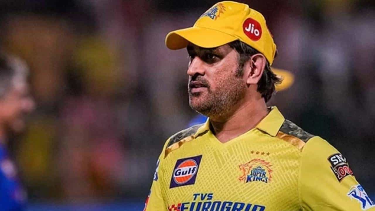 आयपीएल सुरू होण्याआधी एक धक्कादायक बामती समोर आली आहे. पुढील महिन्यात आयपीएलचं बिगुल वाजण्याची दाट शक्यता आहे. लोकसभेच्या निवडणुका असल्याने तारखांबाबत संभ्रम असल्याची चर्चा आहे. मात्र त्याआधी एक सीएसकेसाठी वाईट बातमी आहे.