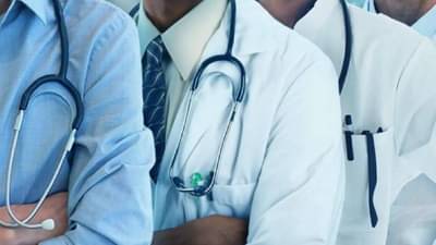 धक्कादायक! डॉक्टर नाही म्हणून कम्पाऊंडरकडून नसबंदीच ऑपरेशन, महिलेच काय झालं?