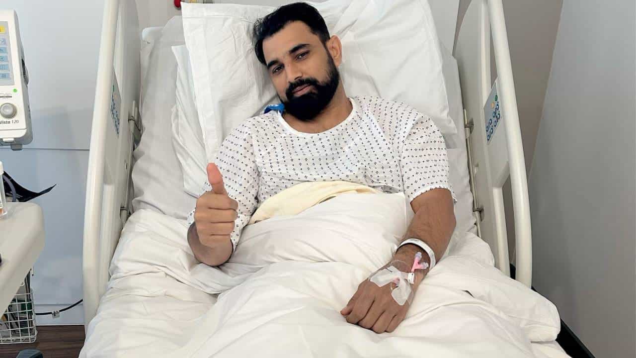 भारताचा वेगवान गोलंदाज मोहम्मद शमीच्या टाचेवर यशस्वीरित्या ऑपरेशन झाले आहे. गेल्या अनेक दिवसांपासून त्याला टाचेची दुखापत होत होती. त्यामुळे वनडे वर्ल्डकप स्पर्धेपासून तो क्रिकेटपासून दूरच होता. आता टाचेवर शस्त्रक्रिया झाल्यानंतर शमीने सोशल मीडिया पोस्टद्वारे ही माहिती दिली.