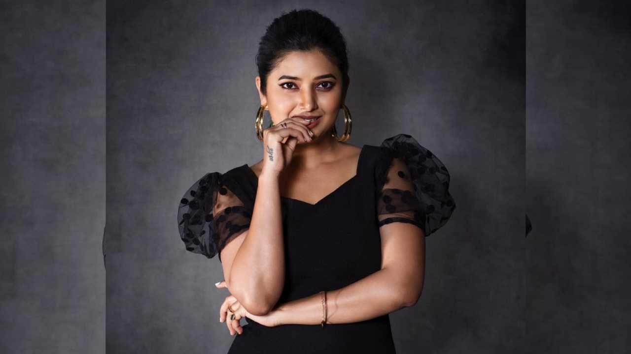 आता माझ्या आयुष्यात काही लोक येतात. मी प्रेमात पडते. मात्र मला वाटतं हा शेवटपर्यंत नसणार आहे. मग मी त्याला सांगते, एक मित्रा... सगळं छान आहे. पण हे प्रॉब्लेम आहेत. तर घरी जा..., असं प्राजक्ता म्हणाली.