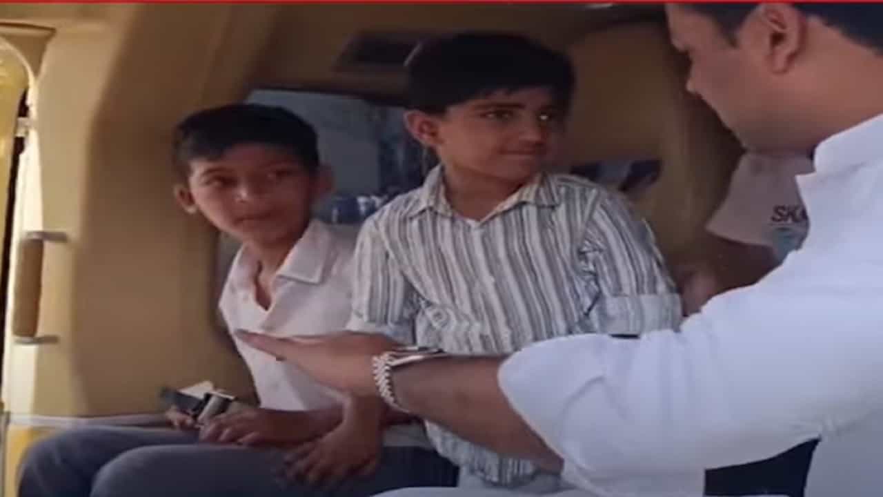 मंत्र्यांना खाली उतरवून श्रीकांत शिंदे यांनी आदिवासी मुलांना घडवली हेलिकॉप्टरची सफर