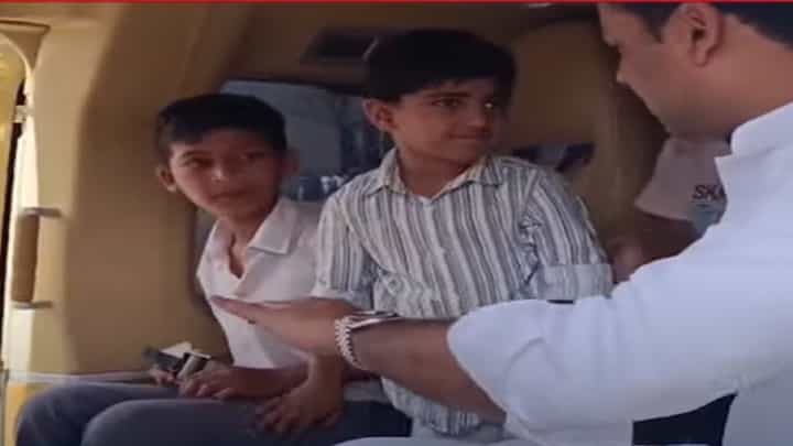 मंत्र्यांना खाली उतरवून श्रीकांत शिंदे यांनी आदिवासी मुलांना घडवली हेलिकॉप्टरची सफर मंत्र्यांना खाली उतरवून श्रीकांत शिंदे यांनी आदिवासी मुलांना घडवली हेलिकॉप्टरची सफर