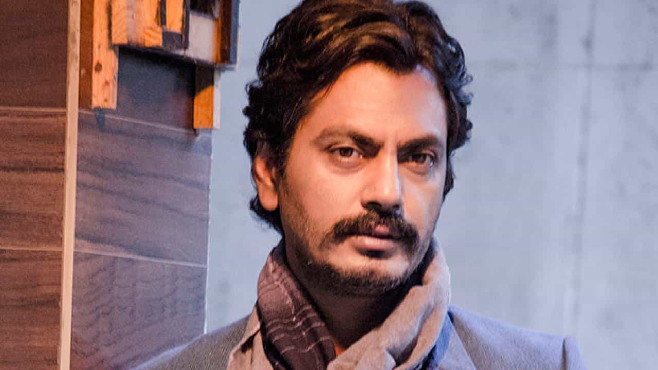 बाॅलिवूड अभिनेता नवाजुद्दीन सिद्दीकी याने त्याच्या आतापर्यंतच्या करिअरमध्ये अनेक हिट चित्रपटांमध्ये महत्वाच्या भूमिका या केल्या आहेत. नवाजुद्दीन सिद्दीकीची जबरदस्त फॅन फाॅलोइंग बघायला मिळते.