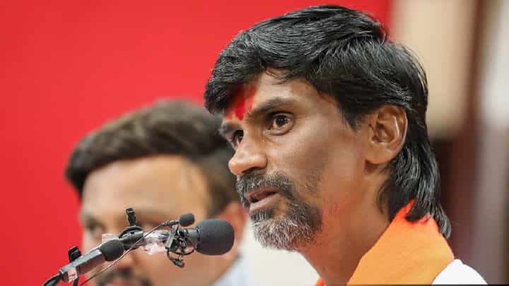 तुमची लोकं तुम्ही थांबवा, डाव टाकायला लावू नका, जरांगे पाटील यांचा सरकारला थेट इशारा तुमची लोकं तुम्ही थांबवा, डाव टाकायला लावू नका, जरांगे पाटील यांचा सरकारला थेट इशारा