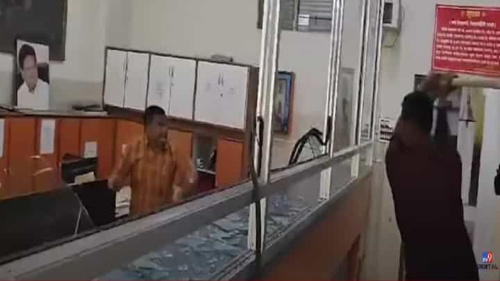 पुण्यात मनसेचं खळखट्ट्याक! वाघोलीतल्या GSPM शाळेत तोडफोड, पण कारण काय? पुण्यात मनसेचं खळखट्ट्याक! वाघोलीतल्या GSPM शाळेत तोडफोड, पण कारण काय?