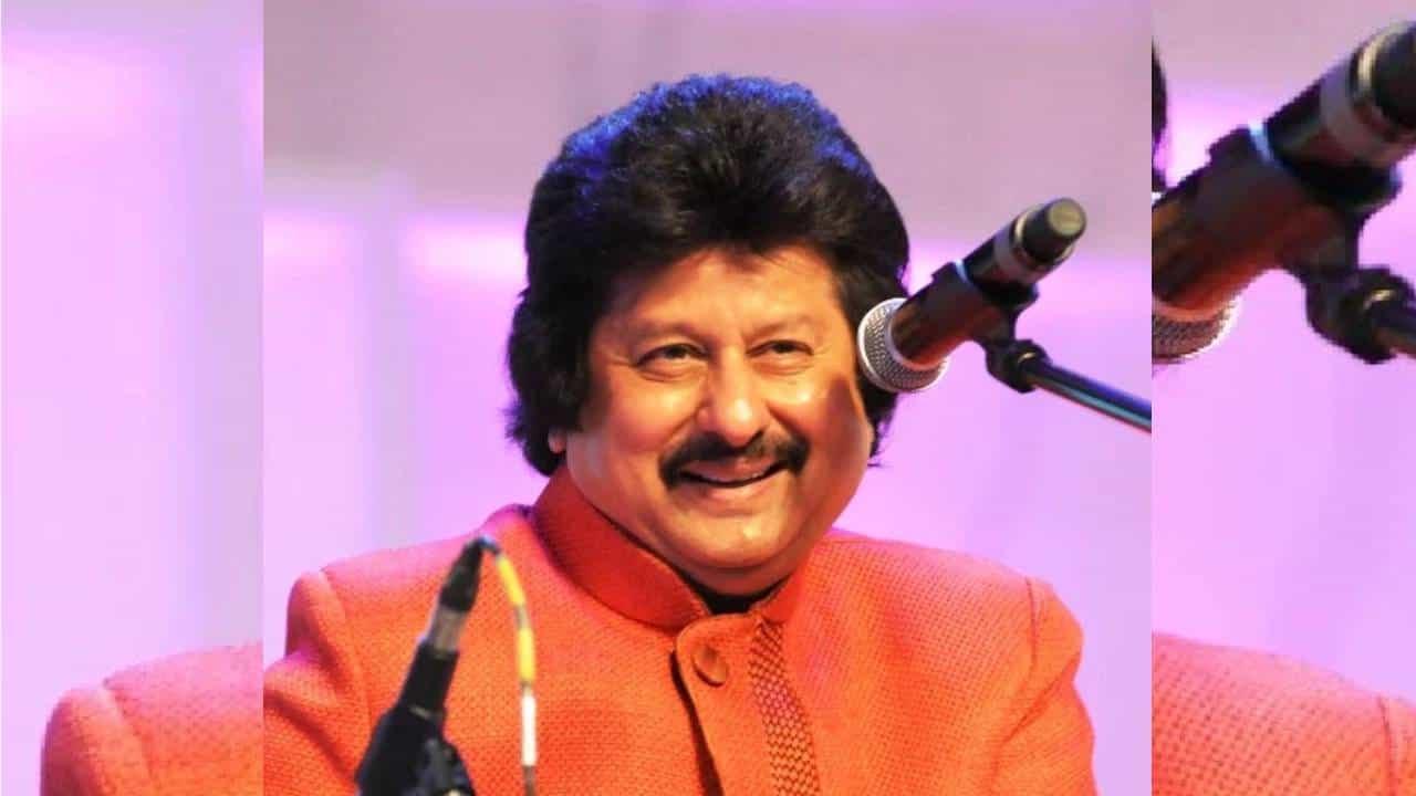 पंकज उधास यांचा जन्म 17 मे 1951 मध्ये गुजरातमधील जेतपूर येथे झाला होता. पंकज यांंचं कुटंंब जमीनदार होतं तर त्यांच्या भावंडांमध्ये ते सर्वात लहान होते. त्यांचे दुसरे भाऊ निर्मल उधास हेसुद्धा गझल गायक आहेत.