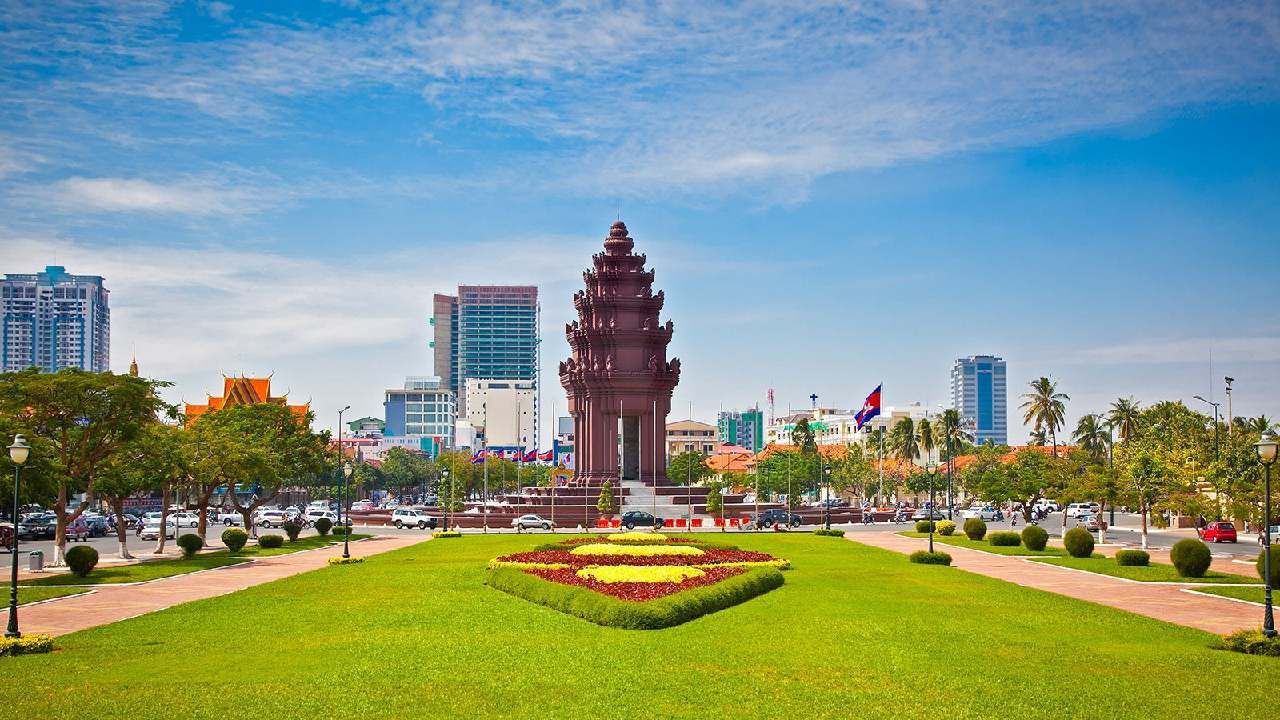 या यादीत नवव्या स्थानी कंबोडियामधील नोम पेन्ह हे शहर आहे. ही कंबोडियाची राजधानी असून सर्वाधिक लोकसंख्या असलेलं शहर आहे. ऐतिहासिक वास्तुकला आणि इतर आकर्षणांसाठी हे शहर प्रसिद्ध आहे. 
