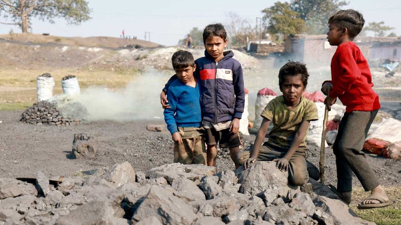 झारखंड गोधरातल्या 'काली बस्ती' या भागातील हा फोटो... लहान मुलं अन् त्यांच्या भोवतीचा परिसर भारताच्या ग्रामिण भागाचं वास्तव सांगणारा आहे.