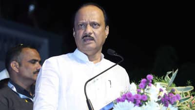 जरा जपून वागा, देवेंद्र फडणवीस सगळ्याची नोंद घेतात; अजित पवारांचा कार्यकर्त्यांना सावधानतेचा इशारा