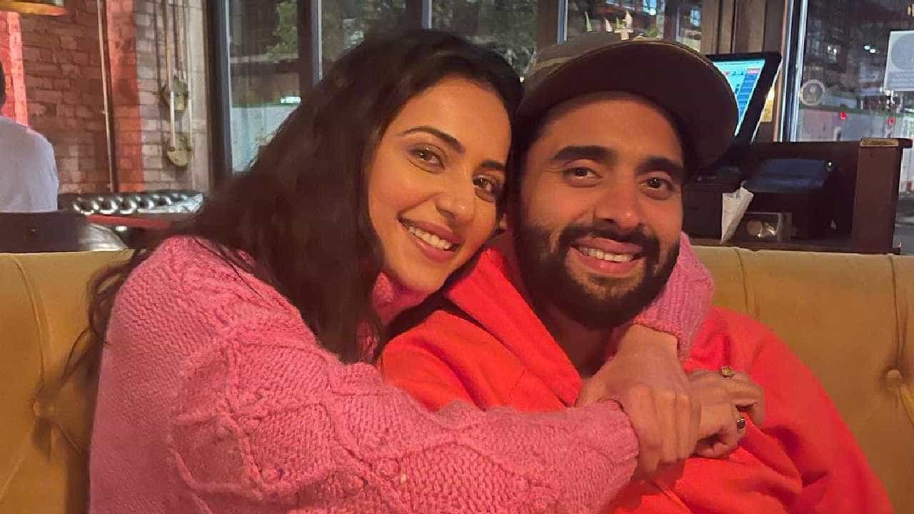 अभिनेत्री रकुल प्रीत आणि अभिनेता आणि प्रोड्युसर जॅकी भगनानी हे दोघे लवकरच लग्नबंधनात अटकणार आहेत. रकुल आणि जॅकी यांचं गोव्यात होणार लग्न असल्याची माहिती आहे.