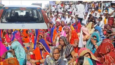 आरक्षण आंदोलन पेटलं... रस्त्यावर दिसेल त्या वाहनांची तोडफोड; जळगावात रास्ता रोको