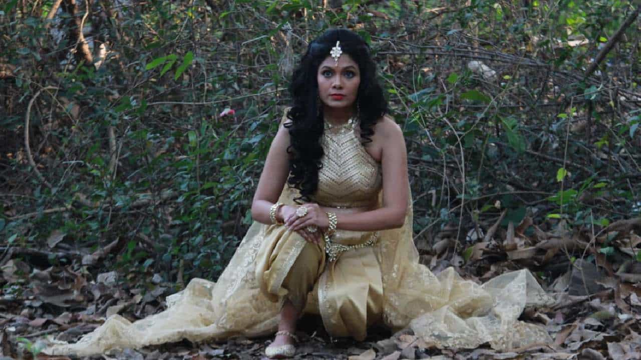'झी मराठी' वाहिनवरील 'सातव्या मुलीची सातवी मुलगी' या मालिकेचं कथानक अत्यंत रंजक वळणावर येऊन पोहोचलं आहे. यज्ञ करण्याचा प्रयत्न केल्यामुळे रूपालीमधील विरोचक नेत्राला घाबरू लागतो. अशातच नेत्रा आणि इंद्राणीला विरोचकाच्या सेवकाचे रूप घेतलेल्या अस्तिकाला सर्वांसमोर नागरूपात आणण्याचा मार्ग भालबांमुळे सापडतो.