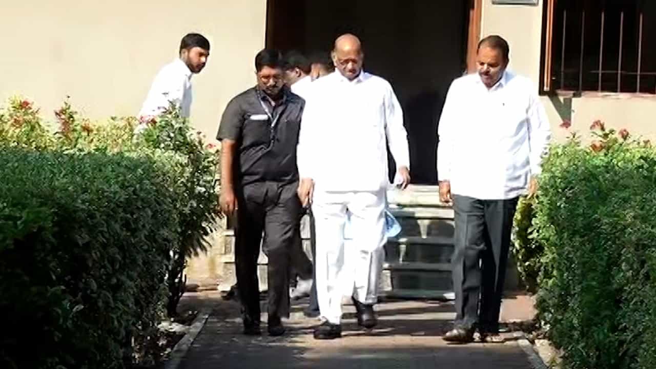 प्रदिप कापसे, प्रतिनिधी- टीव्ही 9 मराठी | 17 फेब्रुवारी 2024 : राष्ट्रवादी पक्ष आणि घड्याळ चिन्ह हातून गेल्यानंतर शरद पवार आज पहिल्यांदाच बारामतीमध्ये आहेत. गोविंदबाग या त्यांच्या निवासस्थानी घडामोडींना वेग आलाय.