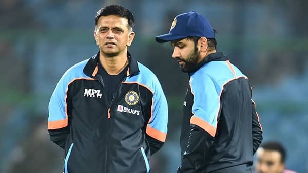 टीम इंडिया आणि इंग्लंडमधील चौथा कसोटी सामना सुरू व्हायला अवघे काही तास बाकी आहेत. या सामन्यामध्ये टीम इंडियाने विजय मिळवला तर कसोटी मालिका खिशात घालणार आहेत. पाच सामन्यांच्या मालिकेमध्ये आता 2-1 ने आघाडी घेतली आहे. मात्र टीम मॅनेंजमेंटची गोची झाली आहे.