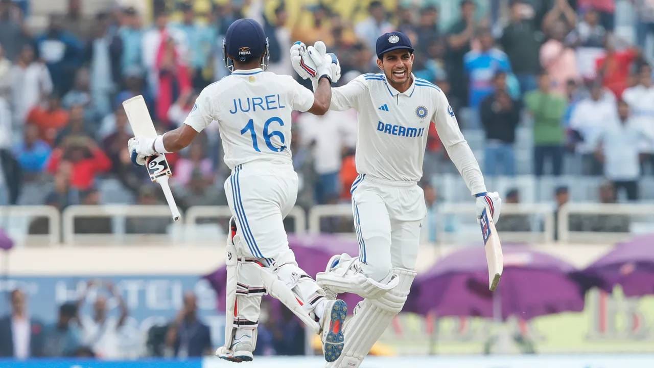 पाच सामन्यांच्या कसोटी मालिकेतील चौथा सामना रांची येथे पार पडला. हा सामना भारताने 5 गडी राखून जिंकला. या विजयासह भारताने मालिका 3-1 ने खिशात घातली आहे. तसेच एक विक्रम आपल्या नावावर प्रस्थापित केला आहे. टीम इंडियाने मायदेशात सलग 17 वी कसोटी मालिका जिंकली आहे.