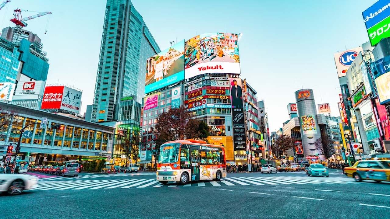 जपानमधील टोक्यो हे या यादीत पहिल्या स्थानी असून अनेकांची या शहराला पसंती आहे. गेल्या नऊ महिन्यात जपानमधील फिरण्याची ठिकाणं सर्वाधिक सर्च केली गेली आहेत. 
