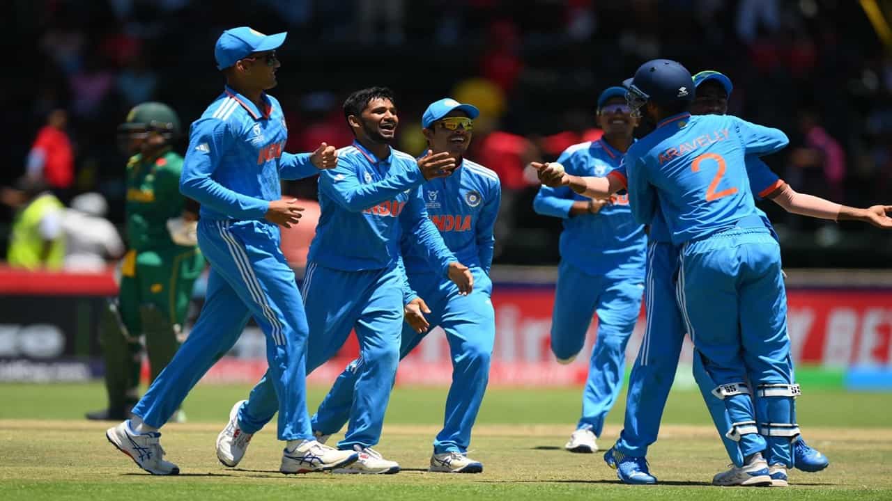 टीम इंडिया आयसीसी अंडर 19 वर्ल्ड कप फायनलमध्ये पोहचली आहे. टीम इंडियाने दक्षिण आफ्रिकेवर 2 विकेट्सने विजय मिळवला. दक्षिण आफ्रिकेने विजयासाठी दिलेलं 245 धावांचं आव्हान हे 8 विकेट्स गमावून पूर्ण केलं. बीडचा सचिन धस हा टीम इंडियाच्या विजयाचा हिरो ठरला.