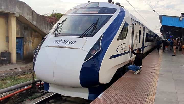 Vande Bharat Express : महाराष्ट्रासह देशाला मिळणार 10 नव्या वंदे भारत एक्स्प्रेस, कुठं धावणार हायस्पीड ट्रेन? Vande Bharat Express : महाराष्ट्रासह देशाला मिळणार 10 नव्या वंदे भारत एक्स्प्रेस, कुठं धावणार हायस्पीड ट्रेन?