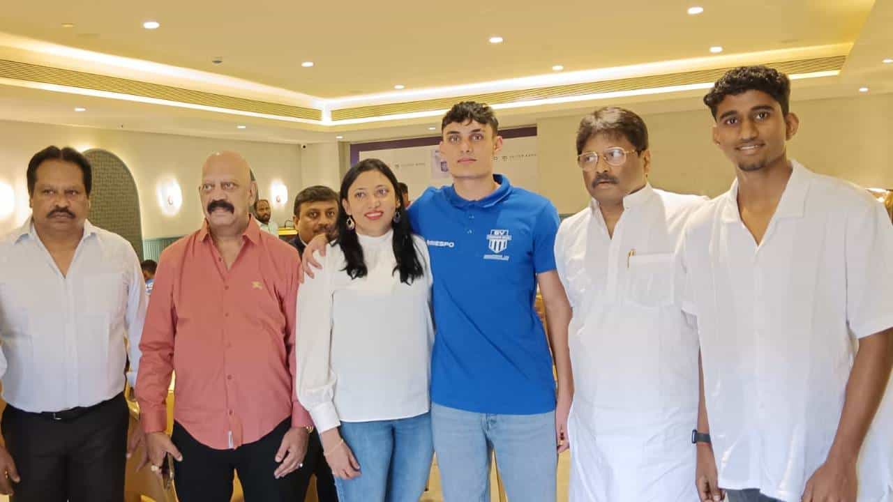 युरोपियन लीगसाठी कोल्हापूरच्या दर्शन पवार आणि भारतीय वंशाच्या वर्मन यांची SV Gmunden या क्लबमध्ये निवड झाली आहे. वर्मन वीस तर दर्शन हा अठरा वर्षांचा आहे. दोन्ही खेळाडूंसाठी मोठी संधी असून भविष्यात आपलं नाव गाजवण्याची मोठी संधी आहे.