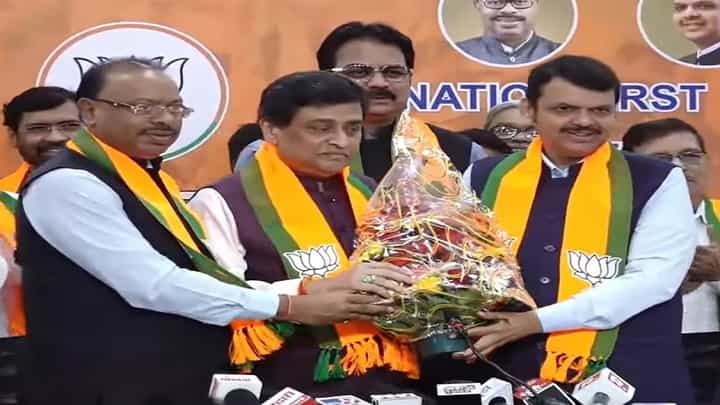 काँग्रेसला रामराम... अशोक चव्हाण यांनी भाजपचं 'कमळ' घेतलं 'हाती', फडणवीसांच्या उपस्थितीत भाजपात प्रवेश काँग्रेसला रामराम... अशोक चव्हाण यांनी भाजपचं 'कमळ' घेतलं 'हाती', फडणवीसांच्या उपस्थितीत भाजपात प्रवेश