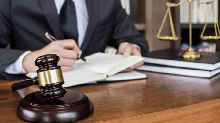 फक्त 90 रुपयांसाठी वकिलालाच भोगावा लागला 5 दिवसांचा करावास, नेमकी काय आहे भानगड? फक्त 90 रुपयांसाठी वकिलालाच भोगावा लागला 5 दिवसांचा करावास, नेमकी काय आहे भानगड?