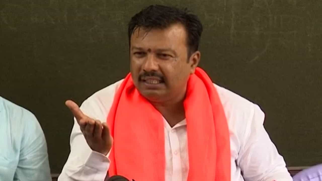 जरांगे पाटील हेकेखोर, अक्कल नाही, सारखी भूमिका बदलतात...अजय महाराज यांचा हल्ला बोल