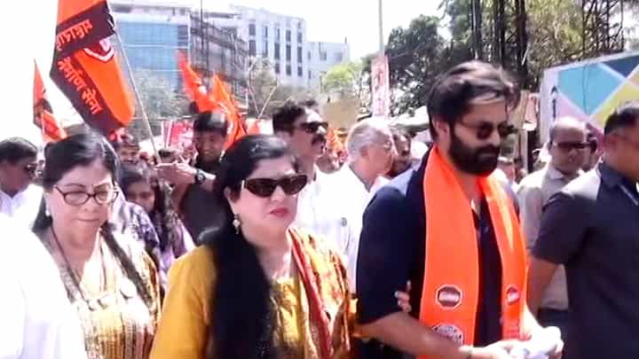 पुणे विद्यापीठावर मनसेचा मोर्चा, मुलाला आईची साथ; अमित ठाकरे यांच्या नेतृत्वातील मोर्च्याच्या मागण्या काय? पुणे विद्यापीठावर मनसेचा मोर्चा, मुलाला आईची साथ; अमित ठाकरे यांच्या नेतृत्वातील मोर्च्याच्या मागण्या काय?