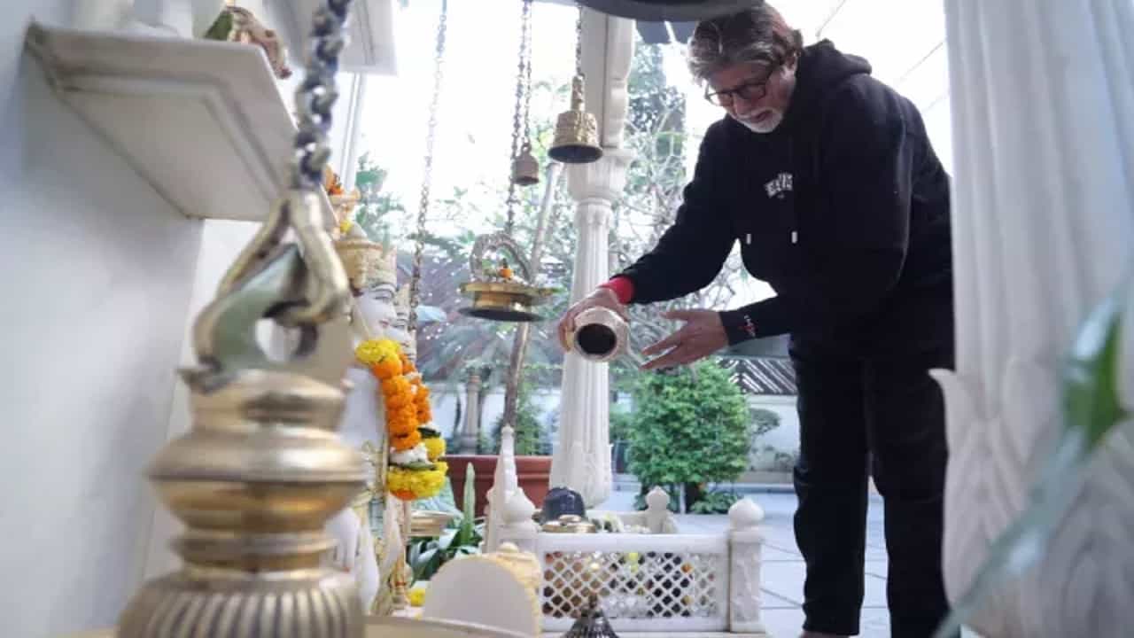 बॉलिवूडचे महानायक अमिताभ बच्चन कायम कोणत्या न कोणत्या कारणामुळे चर्चेत असतात. आता अमिताभ बच्चन यांच्या 'जलसा' बंगल्याचे काही फोटो सध्या सोशल मीडियावर तुफान व्हायरल होत आहे. चाहत्यांना देखील फोटो प्रचंड आवडले आहेत.