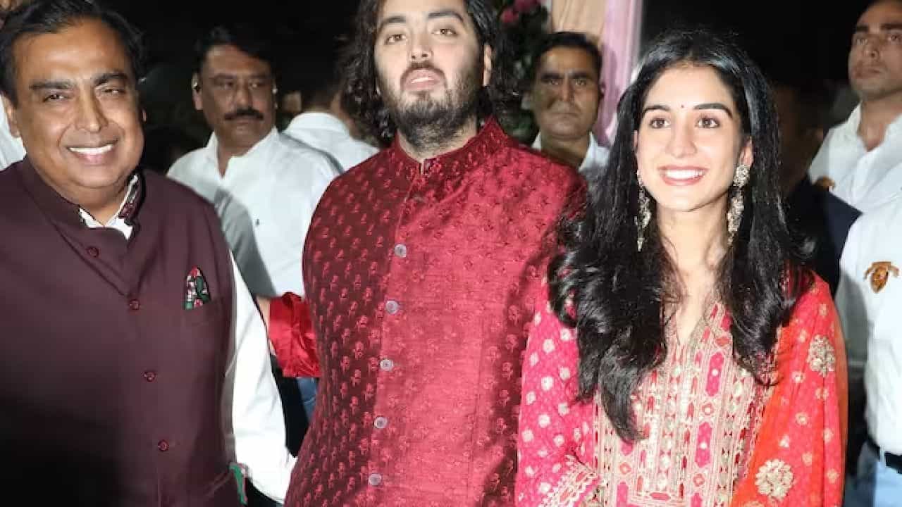 देशातील सर्वात श्रीमंत उद्योजक मुकेश अंबानी आणि नीता अंबानी यांचा धाकटा मुलगा अनंत अंबानी याचा राधिका मर्चंटसोबत लवकरच विवाह होणार आहे. 1 मार्च पासून जामनगर, गुजरातमध्ये प्री-वेडिंग फंक्शन्स होणार असून त्यापूर्वी अन्नदान समारंभ पार पडला. (photo : social media)