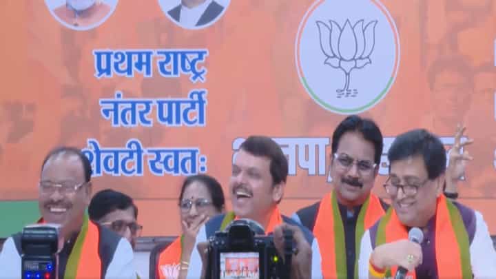 ५० वर्षांच्या सवयीनं अशोक चव्हाण गोंधळले, भाजपात प्रवेश केल्यानंतर मुंबई अध्यक्षांचं नावच चुकवलं अन्... ५० वर्षांच्या सवयीनं अशोक चव्हाण गोंधळले, भाजपात प्रवेश केल्यानंतर मुंबई अध्यक्षांचं नावच चुकवलं अन्...