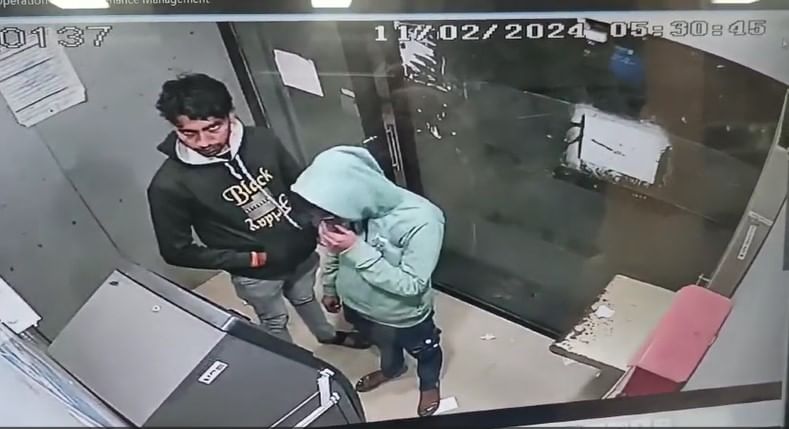 महाराष्ट्रात धक्कादायक प्रकार समोर, बंटी-बबलीने एटीएमला लावला ट्रॅप, केलं असं काही सगळेच झाले चकीत महाराष्ट्रात धक्कादायक प्रकार समोर, बंटी-बबलीने एटीएमला लावला ट्रॅप, केलं असं काही सगळेच झाले चकीत