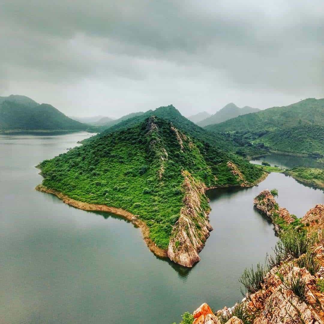 सोशल मीडियाद्वारे हे ठिकाण जसजसं लोकप्रिय होऊ लागलं, तसतसं याठिकाणी प्री-वेडिंग शूट करणाऱ्यांची गर्दी वाढत जातेय. मात्र इथलं निसर्गसौंदर्य आणि शांतता पर्यटकांना एक वेगळाच अनुभव देऊन जातो.