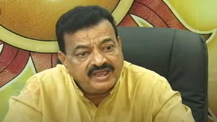 नितेश राणे यांना गाडीत कोंबायला हवं होतं, चिपळूणमधील राड्यानंतर भास्कर जाधव पोलिसांवरच भडकले नितेश राणे यांना गाडीत कोंबायला हवं होतं, चिपळूणमधील राड्यानंतर भास्कर जाधव पोलिसांवरच भडकले