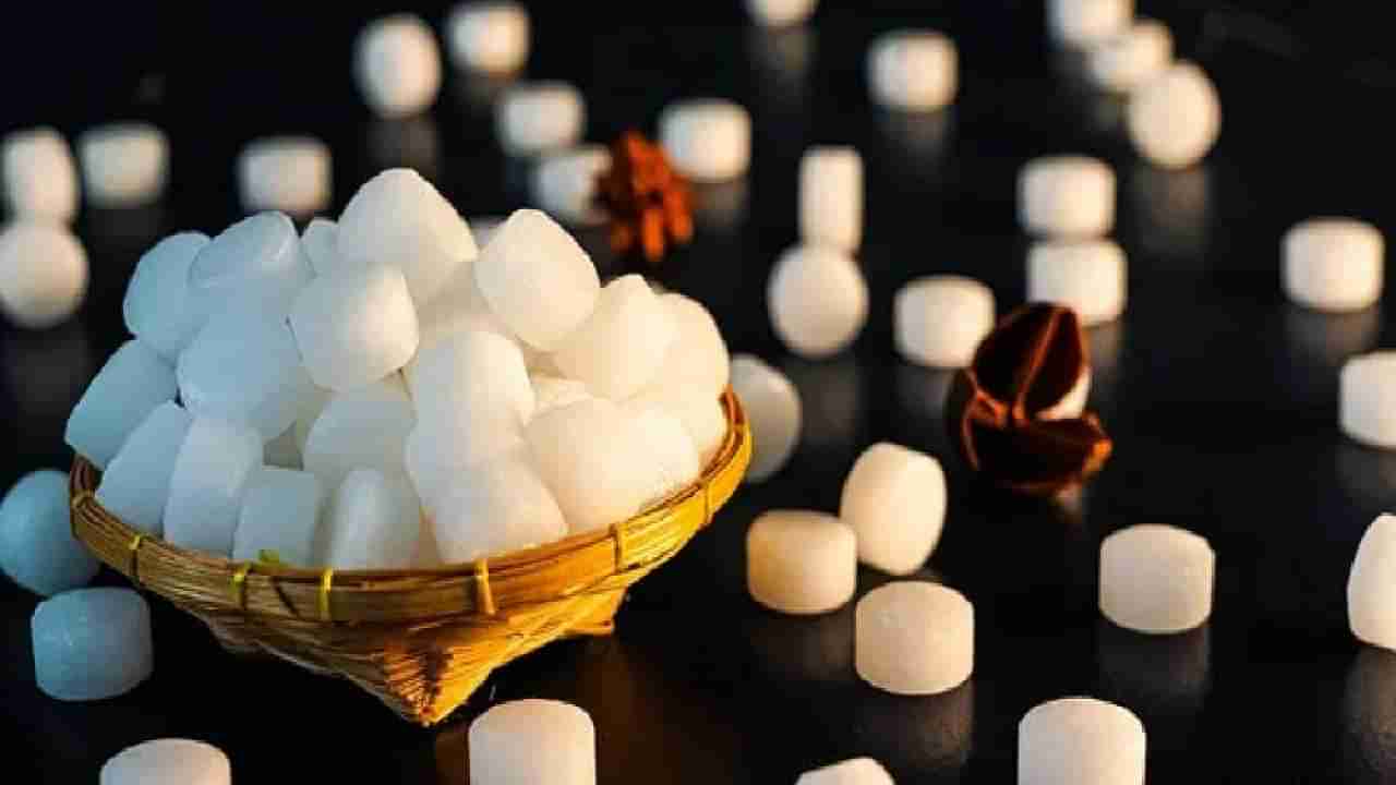 Puja Tips : पूजेच्या वेळी का जाळला जातो कापूर? धार्मिक आणि शास्त्रीय कारण
