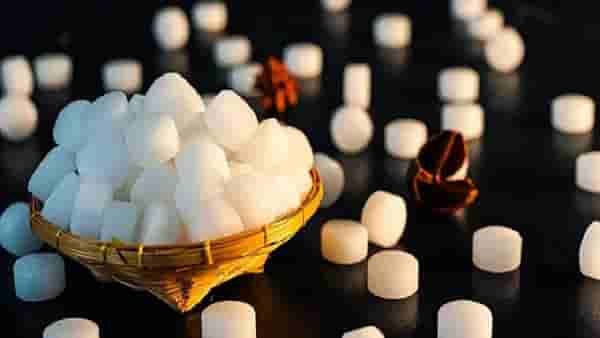 Puja Tips : पूजेच्या वेळी का जाळला जातो कापूर? धार्मिक आणि शास्त्रीय कारण