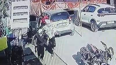 चाळीसगावात भाजपच्या माजी नगरसेवकार गोळीबार, तोंडाला रुमाल, हातात बंदुका, हल्ल्याचा थरार कॅमेऱ्यात कैद