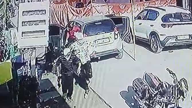 चाळीसगावात भाजपच्या माजी नगरसेवकार गोळीबार, तोंडाला रुमाल, हातात बंदुका, हल्ल्याचा थरार कॅमेऱ्यात कैद