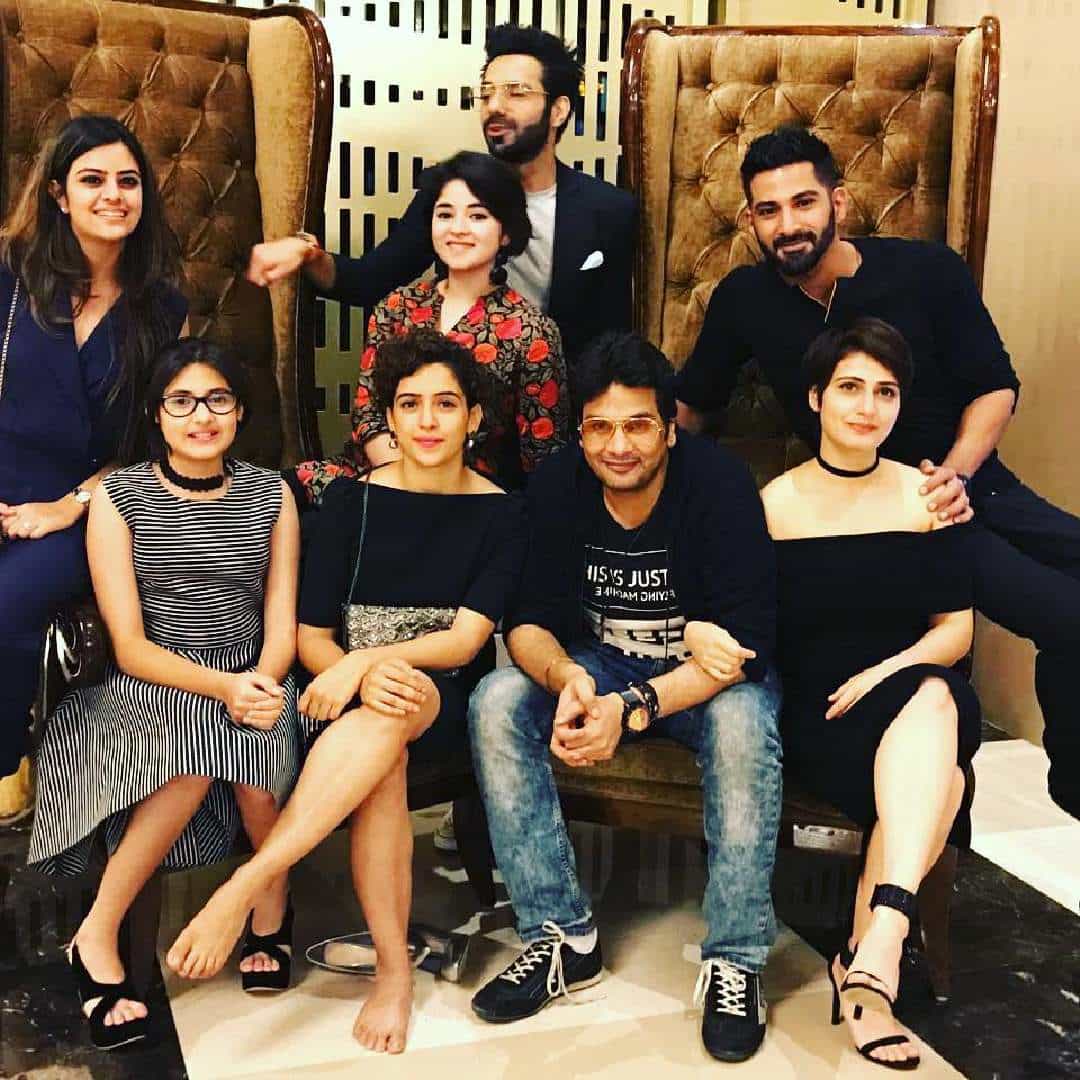 आमिर खानच्या 'दंगल' या चित्रपटात ज्युनिअर बबिता फोगाटची भूमिका साकारलेली अभिनेत्री सुहानी भटनागरचं निधन झालं. वयाच्या 19 व्या वर्षी तिने अखेरचा श्वास घेतला. गेल्या काही दिवसांपासून तिच्यावर उपचार सुरू होते.
