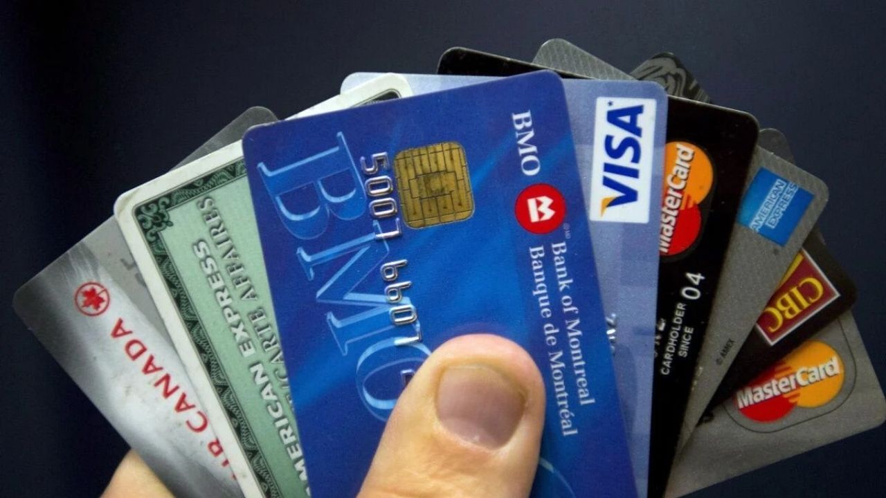डेबिट कार्डवर मिळतो 3 कोटी रुपयांपर्यंतचा मोफत विमा, कसा मिळवाल फायदा?