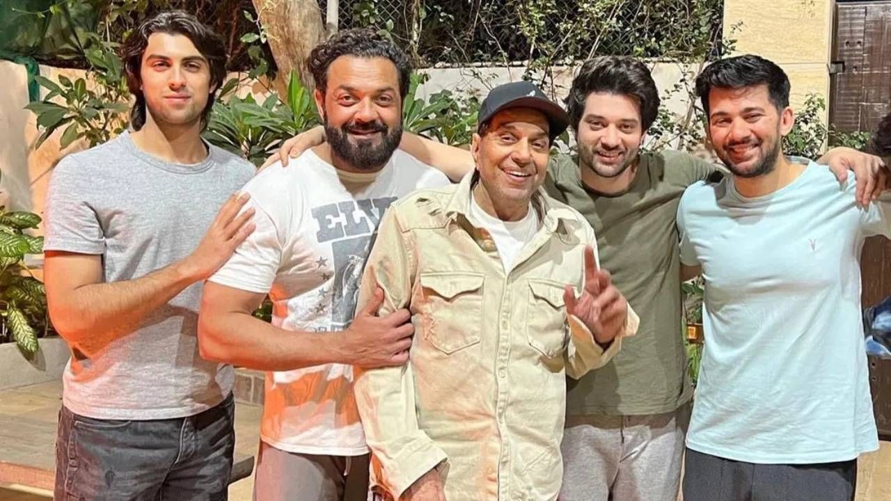 Deol Family Net Worth : बॉलिवूडमधील एक नावाजलेलं कुटुंब म्हणजे देओल फॅमिली. त्यांचं नाव काढताच धर्मेंद्, सनी देओल, बॉबी आणि अभय देओल यांचं नाव डोळ्यासमोर येतं. आता त्यांची पुढली पिढीदेखील मनोरंजन क्षेत्रात आली आहे. सर्वांची कमाई वेगवेगळी  आहे आणि त्यांचं नेटवर्थही. 2023 हे वर्ष देओल कुटुंबासाठी खूप चांगलं होतं. सनी देओलचा 'गदर 2', बॉबी देओलचा 'ॲनिमल' आणि धर्मेंद्र यांचा 'रॉकी और रानी की प्रेम कहानी' या चित्रपटांनी चांगला व्यवसाय केला. पण देओल कुटुंबात सर्वाधिक कमाई कोणाची, अधिक श्रीमंत कोण आहे  ? 