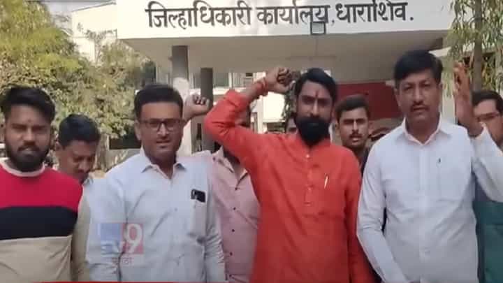 अन्यथा मुंबईत घेणार जलसमाधी, मराठा क्रांती मोर्चाचे कार्यकर्ते आक्रमक अन्यथा मुंबईत घेणार जलसमाधी, मराठा क्रांती मोर्चाचे कार्यकर्ते आक्रमक